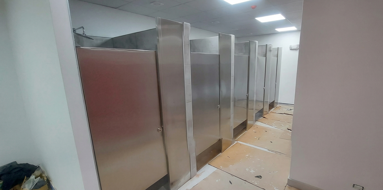 Divisiones para duchas en acero inoxidable